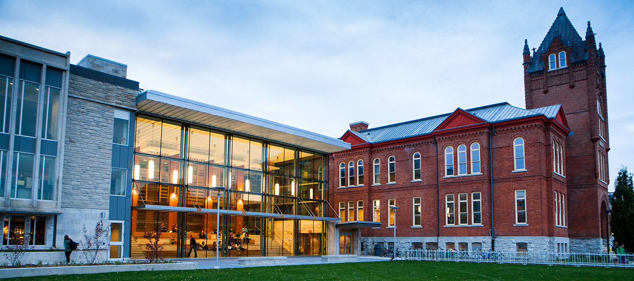 Queens University  logo